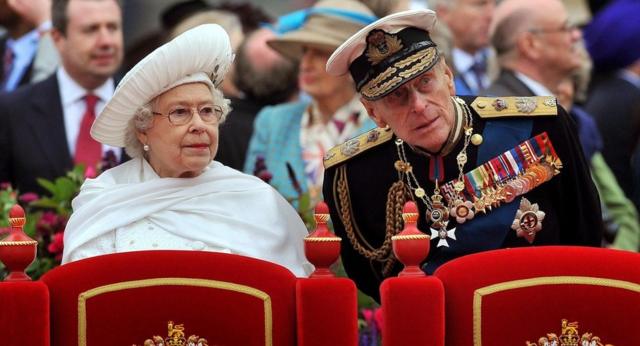 Rainha e o duque de Edimburgo.