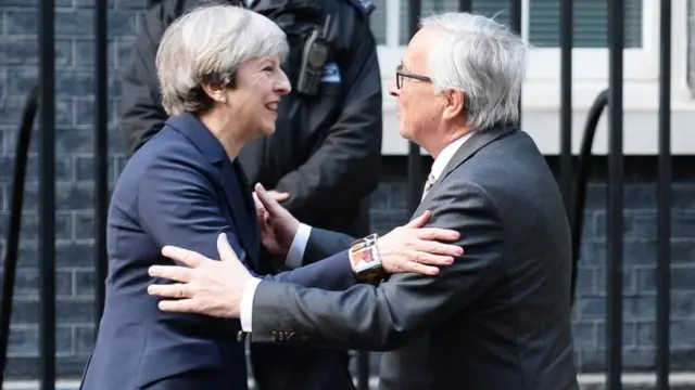 ژان کلود یونکر و ترزا می در مقابل دفتر نخست وزیری بریتانیا