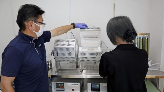 日本宫城多贺城政府工作人员操作仪器检测福岛沿岸渔获中放射物氚的水平（26/8/2023）