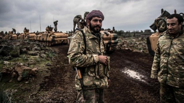 عناصر من الجيش الحر على الحدود السورية التركية في هاتاي التركية يستعدون للهجوم على عفرين إلى جانب الجيش التركي