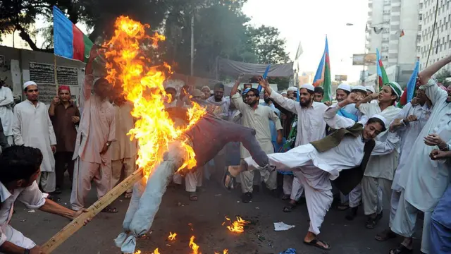 आसियांविरोधात पाकिस्तानात निदर्शनं.