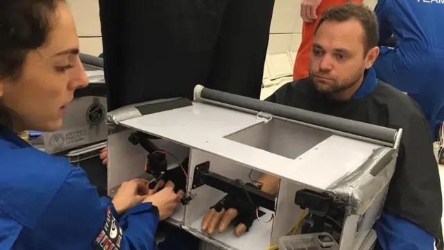 علماء يختبرون تأثير انعدام الجاذبية على تجربة "اليد الوهمية المطاطية"