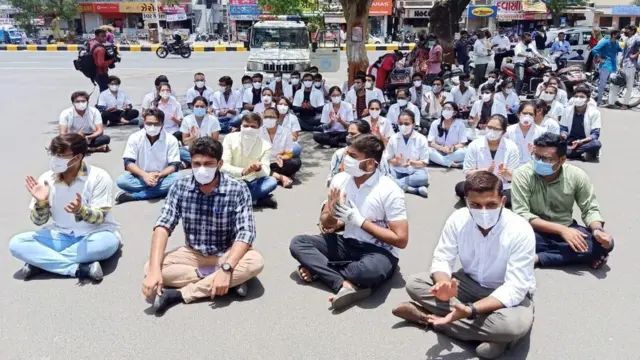 સોલા સિવિલ હૉસ્પિટલના જુનિયર ડૉક્ટરોનું વિરોધપ્રદર્શન