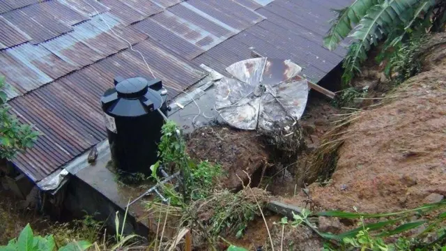 மலையக்திலும் நிலச்சரிவுகள் பதிவாகயுள்ளன.