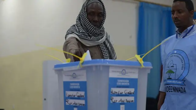 A clan elder casts his ballot on November 16, 2016, in Baidoa