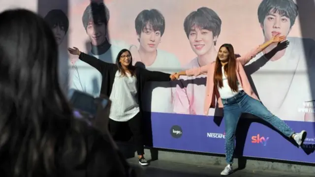 케이팝은 한국 문화에 "순식간에 빠져들게" 한다고 한다
