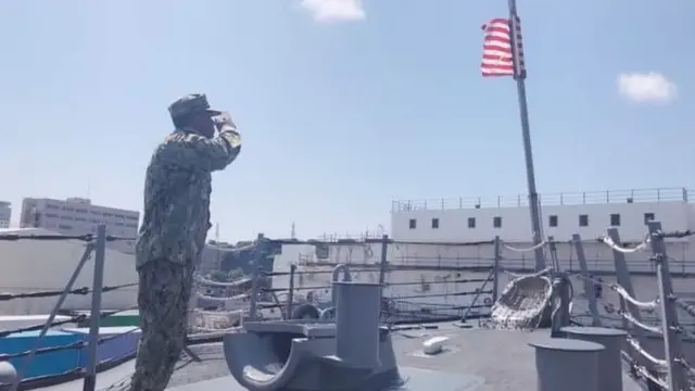 ዮናተን ኣብ ቅድሚ ባንዴራ ኣሜሪካ