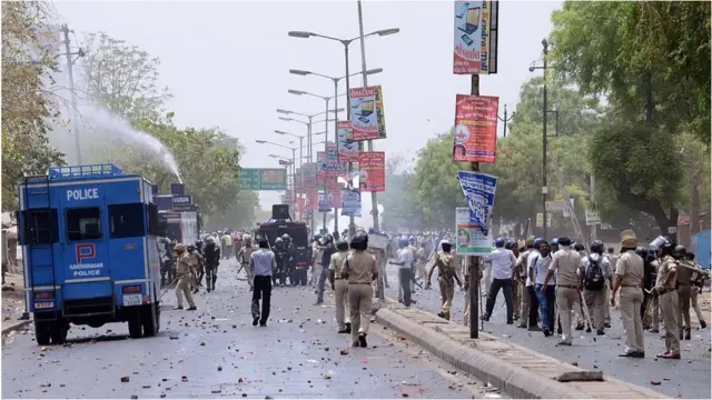 પાટીદાર અનામત આંદોલન સમયે મહેસાણામાં થયેલો પથ્થરમારો