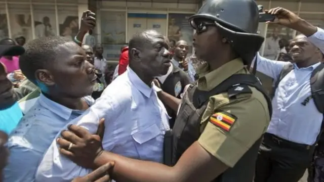 2016, Watu walioshuhudia kukamatwa kwake walisema alikamatwa alipokuwa akijaribu kuondoka nyumbani kwake