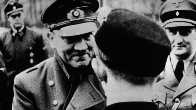 Hitler cumprimenta um jovem nazista em 1945