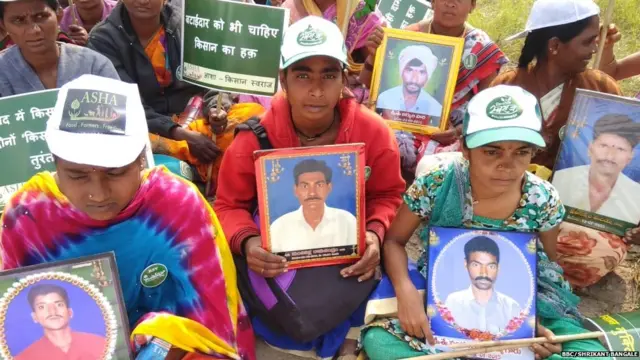 मार्चमध्ये सहभागी झालेल्या आत्महत्याग्रस्त कुटुंबातील मुली