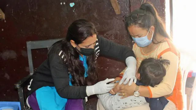 म्याग्दीको बेनीमा शनिवार बालबालिकालाई दादुरा–रुबेला रोगविरुद्ध खोप दिइँदै