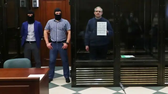 ઇન્ટરવ્યૂમાં વીલને જણાવ્યું કે જેલમાં હત્યારાઓ અને ચોરોની વચ્ચે તેમનું જીવન વિકટ સ્થિતિમાં છે