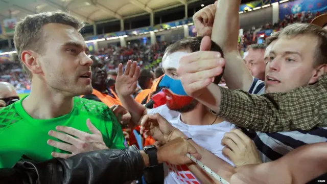 Вратарь Игорь Акинфеев объясняется с болельщиками сборной России после провального матча с Уэльсом на Евро-2016,