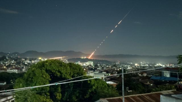 缅甸掸邦腊戍一枚火箭在夜间发射（28/10/2023）