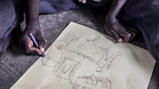 Ričard slika scene nasilja, u logoru Bidi Bidi, gdje su mnoge izbeglice deca