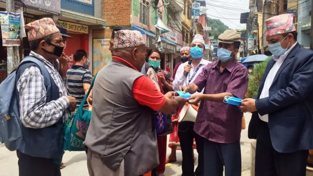 मास्क वितरण