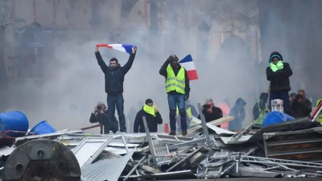 पेरिस में सरकार विरोधी प्रदर्शन