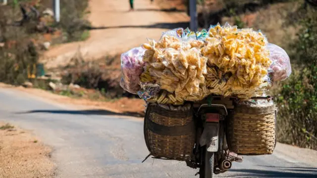 မော်တော်ဆိုင်ကယ်ဟာ ဆင်းရဲသားနဲ့ လူလတ်တန်းစားအတွက် အဓိက သယ်ယူပို့ဆောင်ရေး ယန္တရား