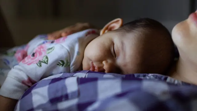 Bebé durmiendo con su mamá