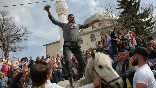 Uz veliki broj okupljenih meštana, ali i stanovnika okolnih albanskih i goranskih sela, slavlje nastavljaju ostali učesnici trke.