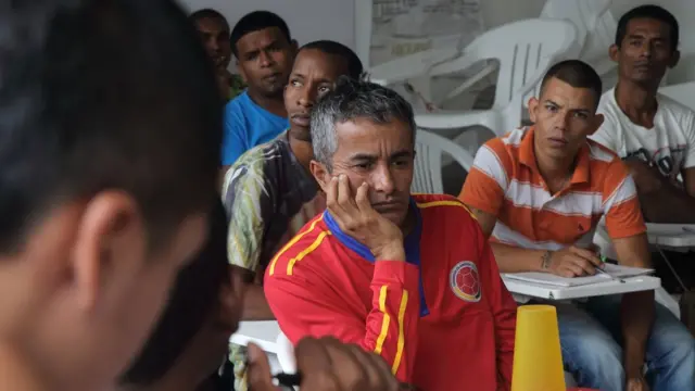 Hombres en el taller
