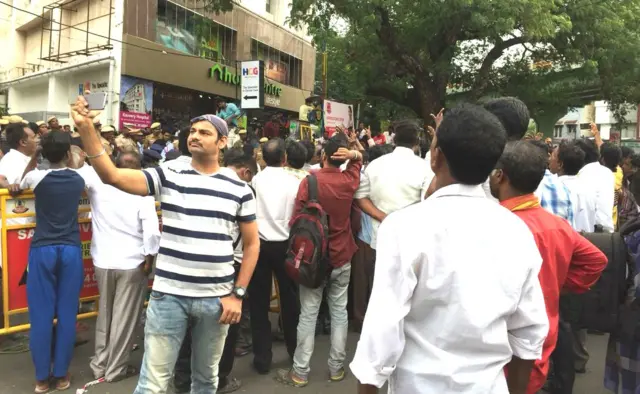 கருணாநிதிக்கு சிகிச்சை: மருத்துவமனைக்கு முன் தற்போதைய நிலவரம்