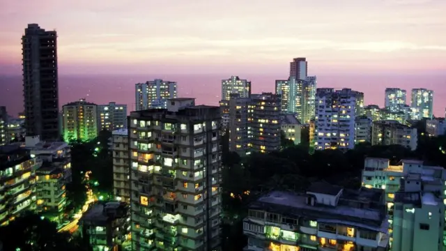 مدينة مومباي ليلا تضيئها الكهرباء