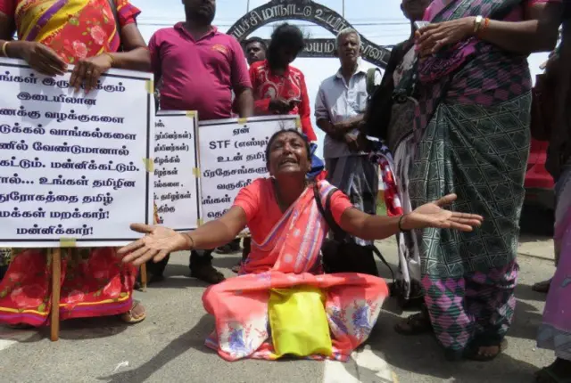 යුද්ධයෙන් අතුරුදන් වූවන්ගේ ඥාතීන් පිරිසක්