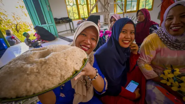 Wasu matan yankin Sulawesi a Indonesia suna rabon abinci a Masallaci a ranar Maulidi