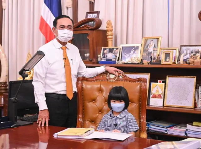 พล.อ. ประยุทธ์ พาตัวแทนเด็กและเยาวชนนั่งเก้าอี้นายกฯ ภายในตึกไทยคู่ฟ้า ทำเนียบรัฐบาล เพื่อบันทึกเทป ก่อนนำไปเผยแพร่ในวันเด็กปี 2564 ซึ่งจำเป็นต้องงดจัดงาน จากสถานการณ์โควิด-19