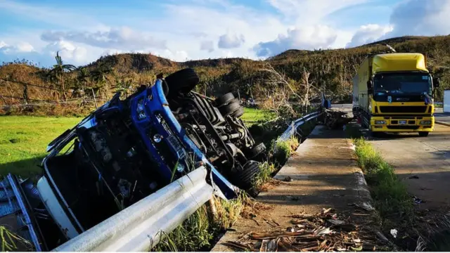 વાવાઝોડાની શક્તિનો અંદાજ એ વાત પરથી કાઢી શકાય છે કે આ વાવાઝોડાના કારણે રસ્તે ઊભેલાં ભારે ભરખમ વાહનો પણ પલટાઈ ગયાં હતાં.