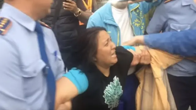 Казакстанда президент Токаевдин инаугурациясы болгон күнү көчө акциясында кармалган активисттер көтөргөн башкы ураандардын бири сөз эркиндигин камсыз кылуу жөнүндө болду.