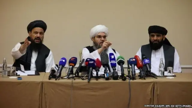 तालिबान की रूस में प्रेस कांफ्रेंस के दौरान लतीफ मंसूर (बाएं), शहाबुद्दीन दिलावर (केंद्र) और सुहैल शाहीन (दाएं).