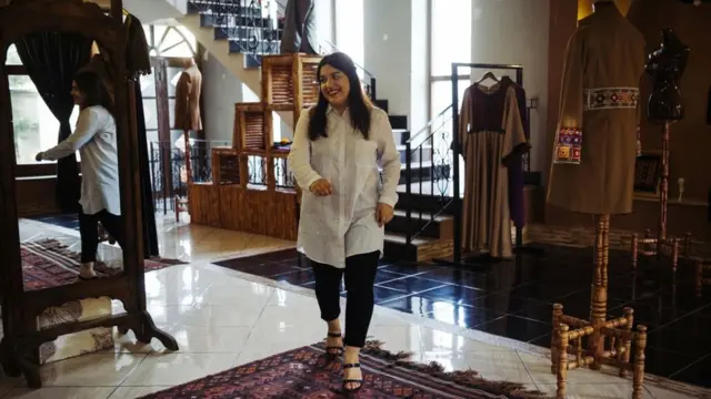 رحيبة رحيمي مصممة أزياء أفغانية