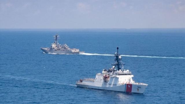美國伯克級導彈驅逐艦"紀德"號（USS Kidd）和海岸防衛隊巡邏艦"穆洛"號（Munro）在8月27日通過台灣海峽。