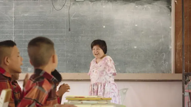 ขณะสอนวิชาสังคมที่โรงเรียนห้วยลึก