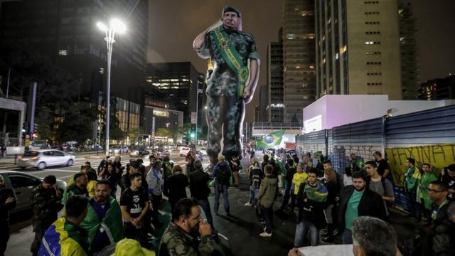 Manifestantestimes que subiram para série a 2024São Paulo rodeiam boneco inflável que homenageia Mourão