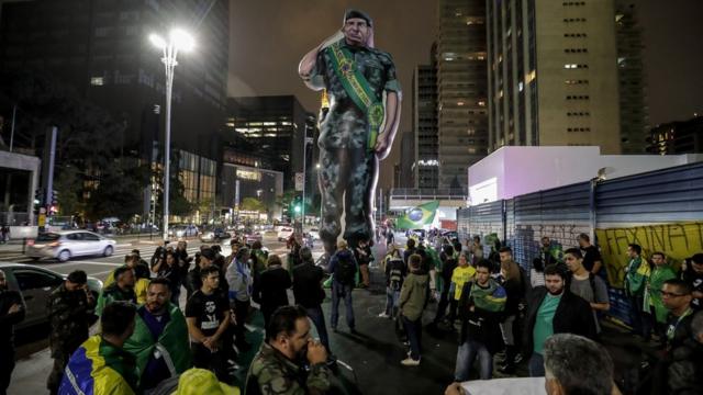 Manifestantes em São Paulo rodeiam boneco inflável que homenageia Mourão