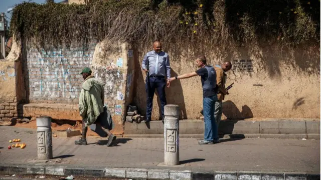 'Yan sandan Afirka ta Kudu na sintiri a unguwar Alexandra ta birnin Johannesburg ran 3 ga watan satumbar 2019 bayan da rikicin kin jinin baki ya barke a birnin. Rikicin ya sake barkewa a dare na biyu a birnin na Johannesburg inda daruruwan mutane suka yi tattaki a tituna ranar 2 ga watan satumba a wani mataki da ba a saba ganin irinsa ba na nuna tsananin kin jinin baki. Irin wannan rikicin na barkewa lokaci-lokaci a Afirka ta Kudu inda 'yan kasar da yawa ke zargin 'yan ci-rani da haddasa rashin ayyukan yi musamman ma ayyukan hannu.