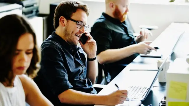 موظف في خدمة العملاء يستخدم الهاتف