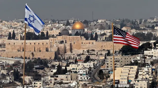 జెరూసలేం నగరంలో ఇజ్రాయెల్, అమెరికా జెండాలు