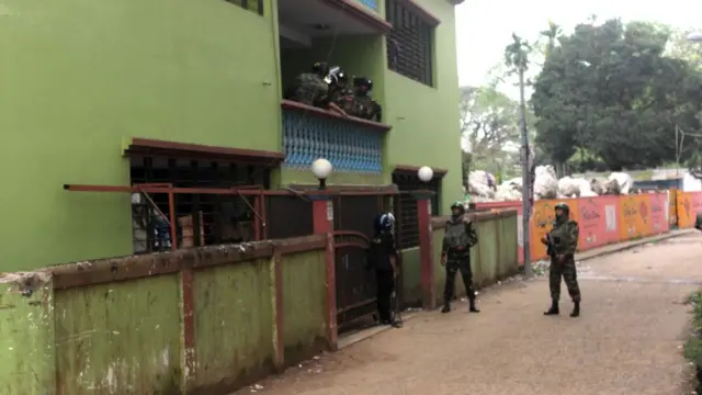 বাড়িটির পেছনের অংশে সেনা সদস্যদের সতর্ক উপস্থিতি।