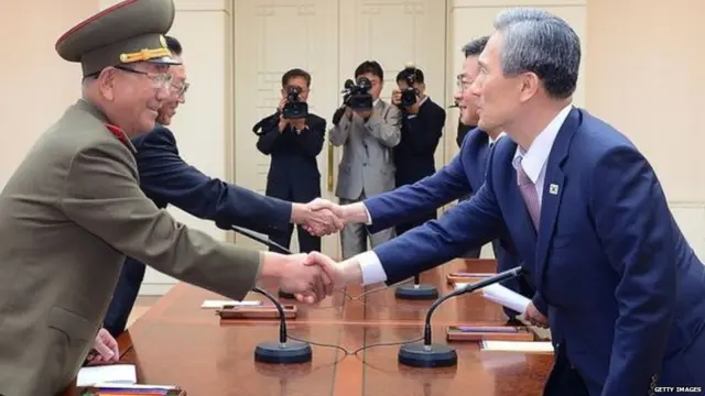 दोनों पड़ोसी देशों के बीच दो साल पहले उच्च स्तरीय बैठक हुई थी. उत्तर कोरिया के शीर्ष राजनीतिक अधिकारी (बाएं) और दक्षिण कोरियाई राष्ट्रपति के सुरक्षा सलाहकार के बीच यह मुलाक़ात 15 अगस्त 2015 में हुई थी.