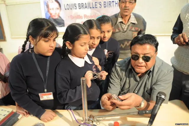 પ્રજ્ઞાચક્ષુ વિદ્યાર્થિનીઓ અને શિક્ષક