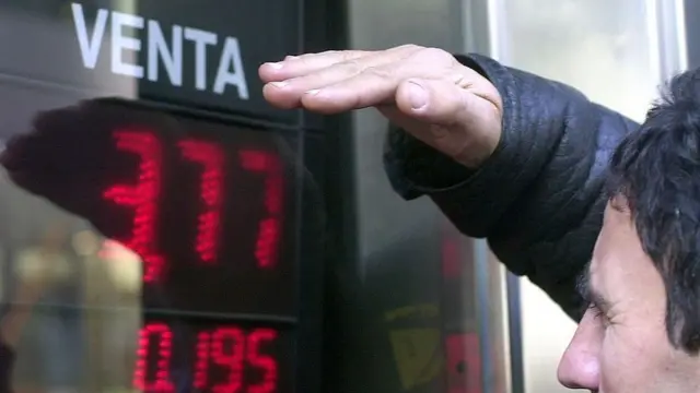 Hombre en Argentina observando la tasa cambiaria en 2001.