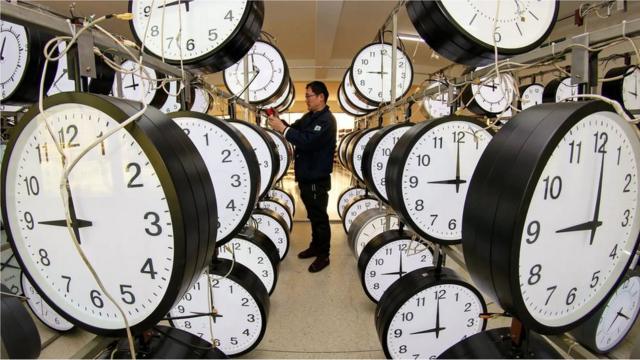 La hora 2025 org reloj atomico