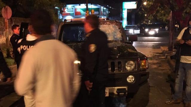 Polícia examina Hummer atacado