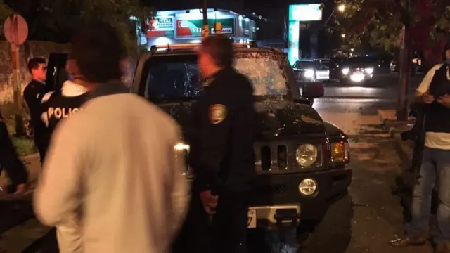 Polícia examina Hummer atacado
