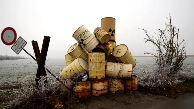 По бокам дороги в знак протеста выставлены ярко-желтые бочки, раскрашенные под емкости с радиоактивными отходами